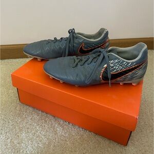 Men’s 8.5, Women’s 10 Nike Soccer Cleats